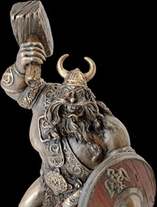 Sjov nordisk vikingefigur med stor hammer til boligindretning